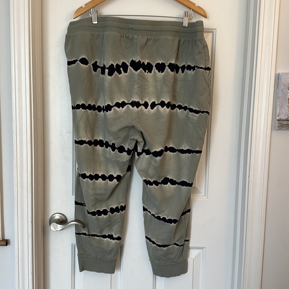 Torrid Classic Fit Active Crop Jogger - Terry Stripe Tie-Dye Sage Green XXXL - Picture 4 of 6